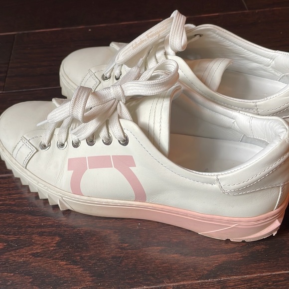 Salvatore Ferragamo "Cube 8" leather sneaker with Gancio print at side. Size 5.5 - Picture 4 of 15